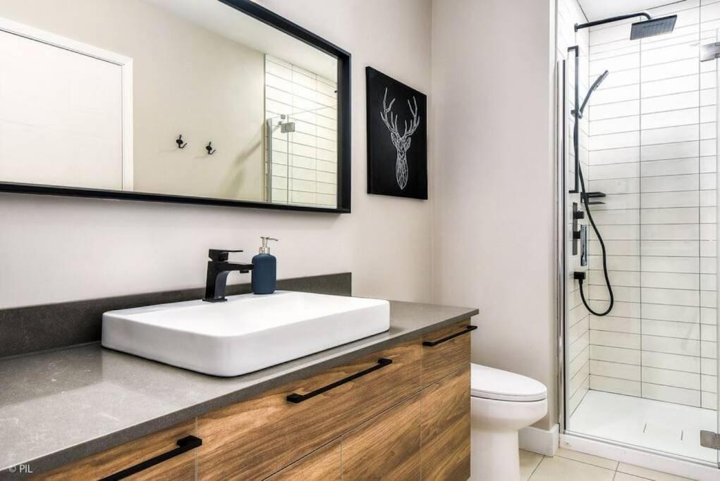 Chic Mt-Tremblant Condo With View On The Lake By Denstays モントランブラン エクステリア 写真