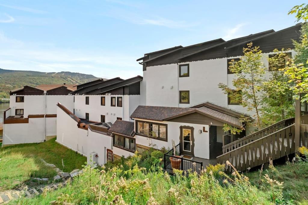 Chic Mt-Tremblant Condo With View On The Lake By Denstays モントランブラン エクステリア 写真
