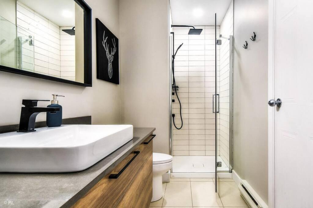 Chic Mt-Tremblant Condo With View On The Lake By Denstays モントランブラン エクステリア 写真
