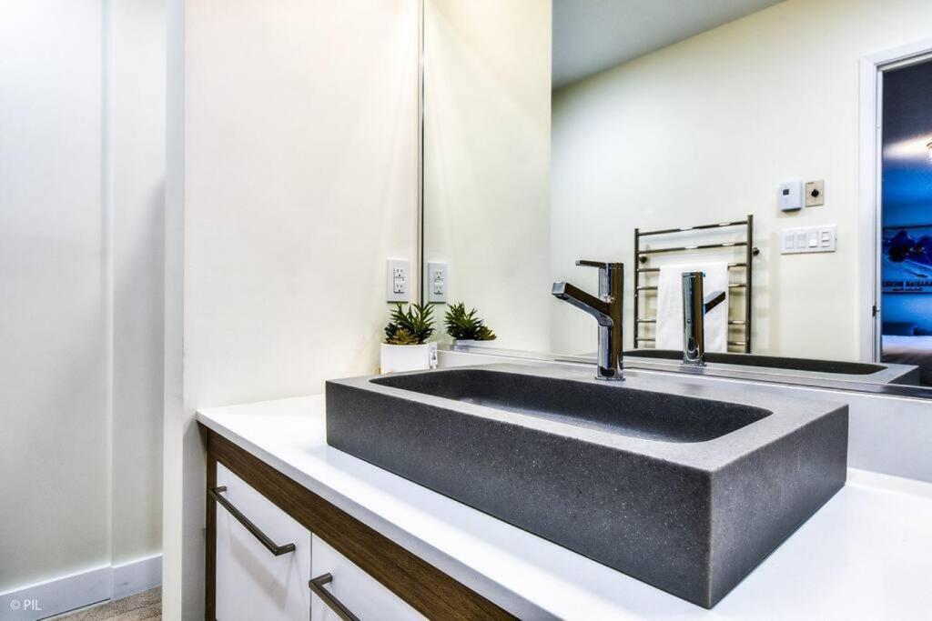 Chic Mt-Tremblant Condo With View On The Lake By Denstays モントランブラン エクステリア 写真