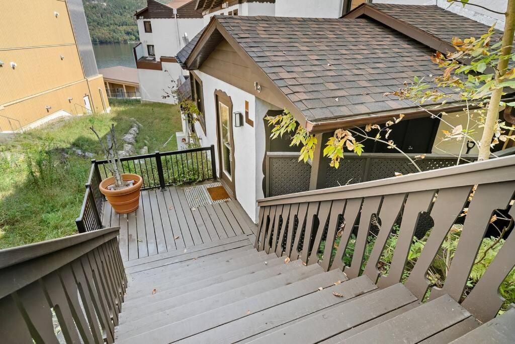 Chic Mt-Tremblant Condo With View On The Lake By Denstays モントランブラン エクステリア 写真