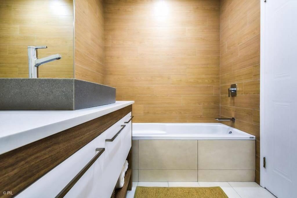 Chic Mt-Tremblant Condo With View On The Lake By Denstays モントランブラン エクステリア 写真