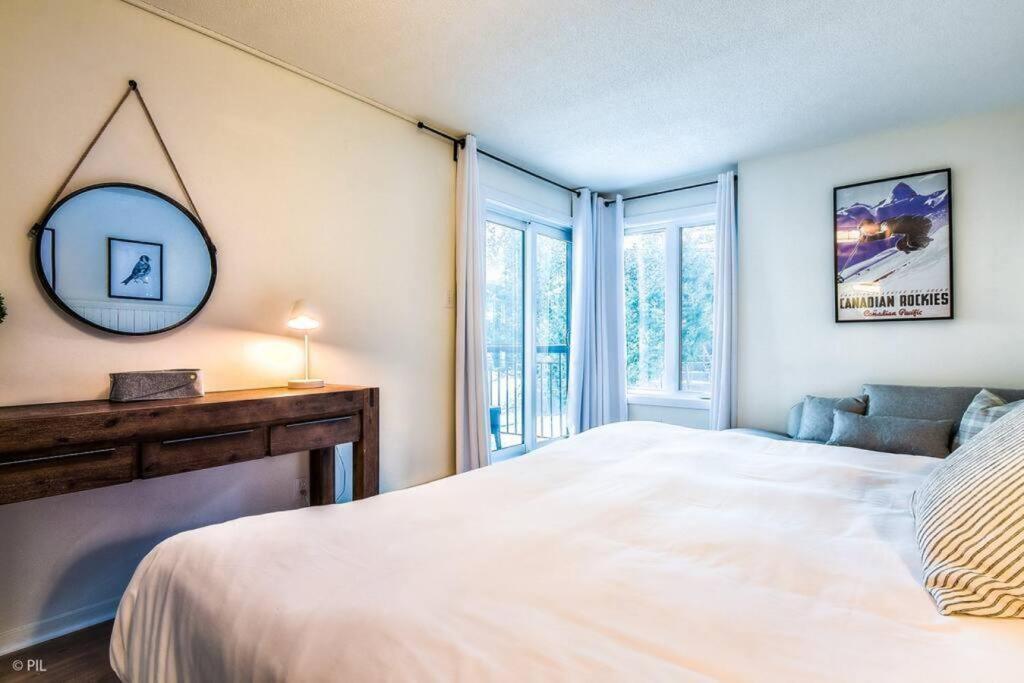 Chic Mt-Tremblant Condo With View On The Lake By Denstays モントランブラン エクステリア 写真