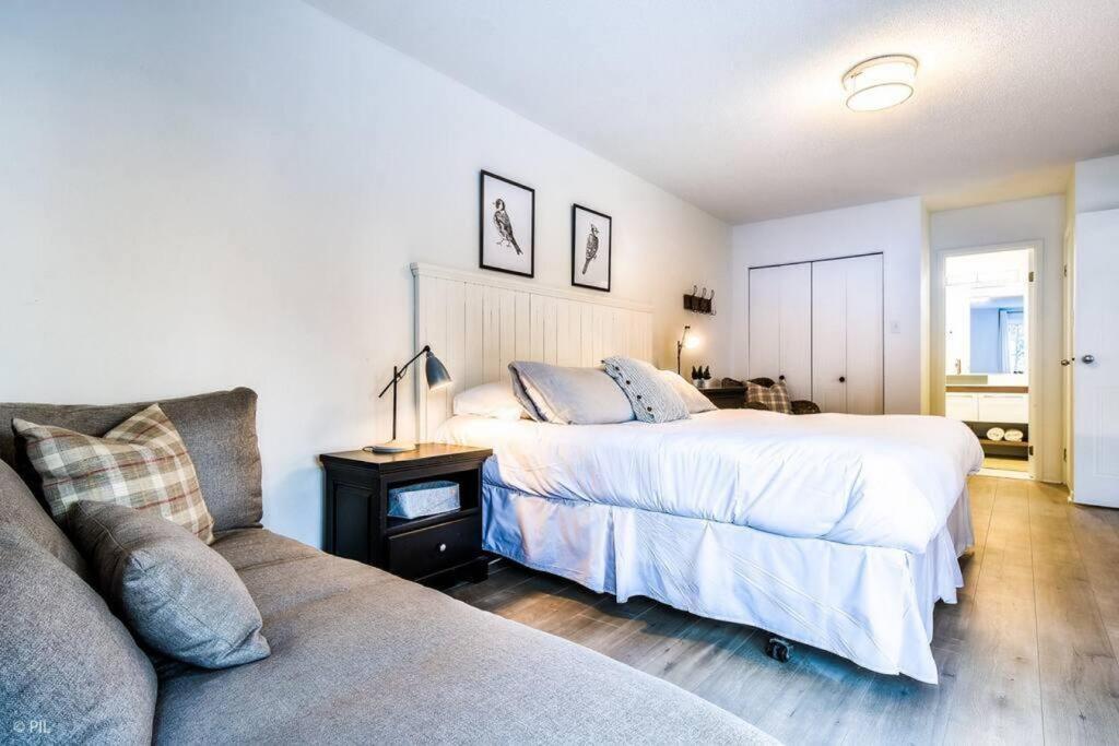 Chic Mt-Tremblant Condo With View On The Lake By Denstays モントランブラン エクステリア 写真