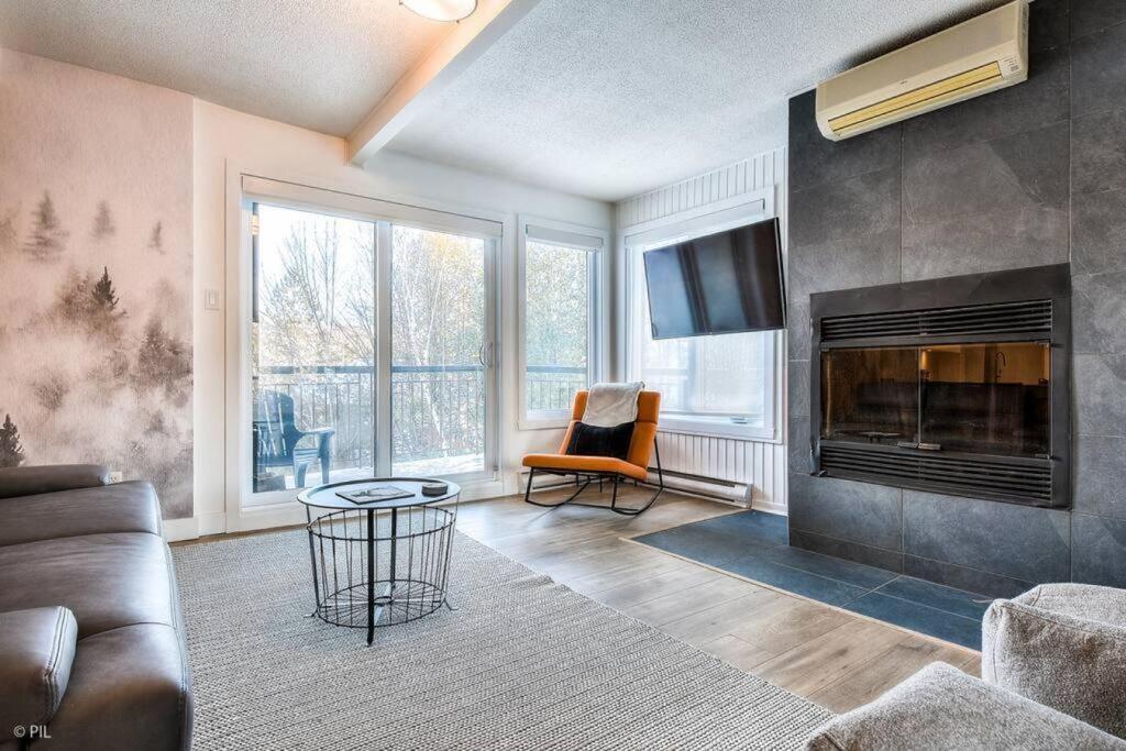 Chic Mt-Tremblant Condo With View On The Lake By Denstays モントランブラン エクステリア 写真