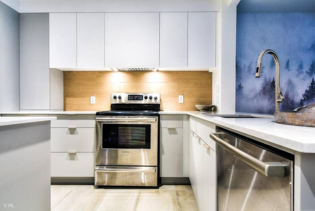 Chic Mt-Tremblant Condo With View On The Lake By Denstays モントランブラン エクステリア 写真
